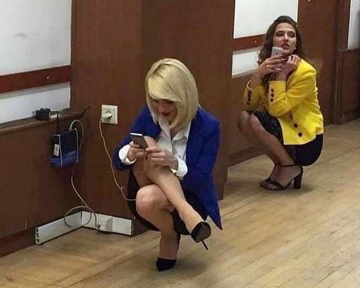 Kelakuan kocak orang Fokus Main Hape ini bikin tepuk jidat